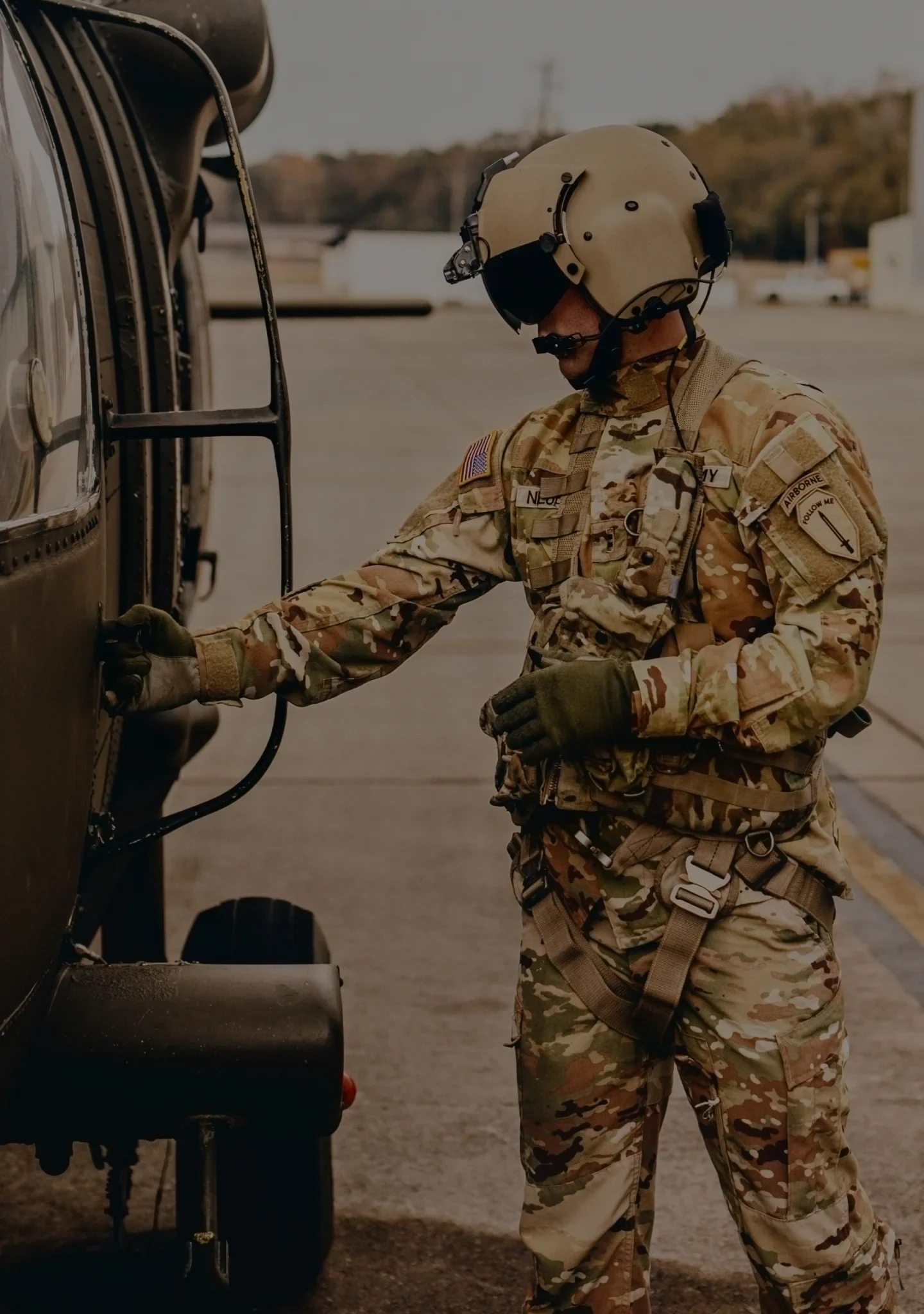 Un piloto del Army cerrando la puerta de un helicóptero