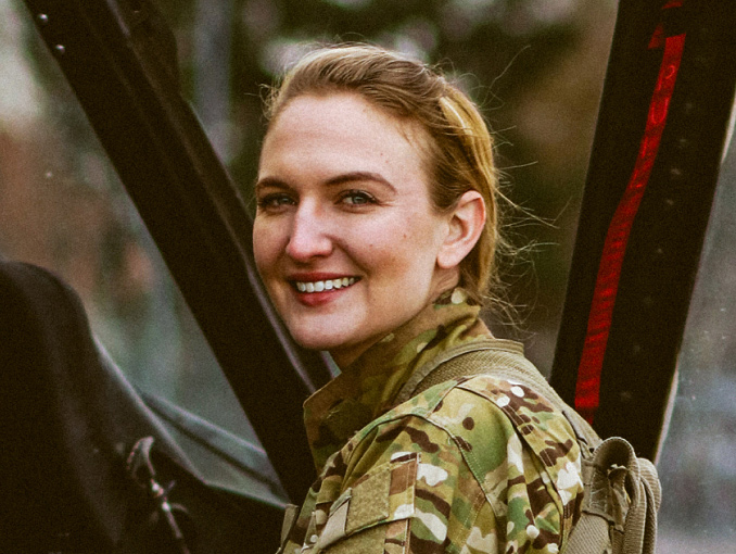 Una piloto del Army subiendo a la cabina de un helicóptero
