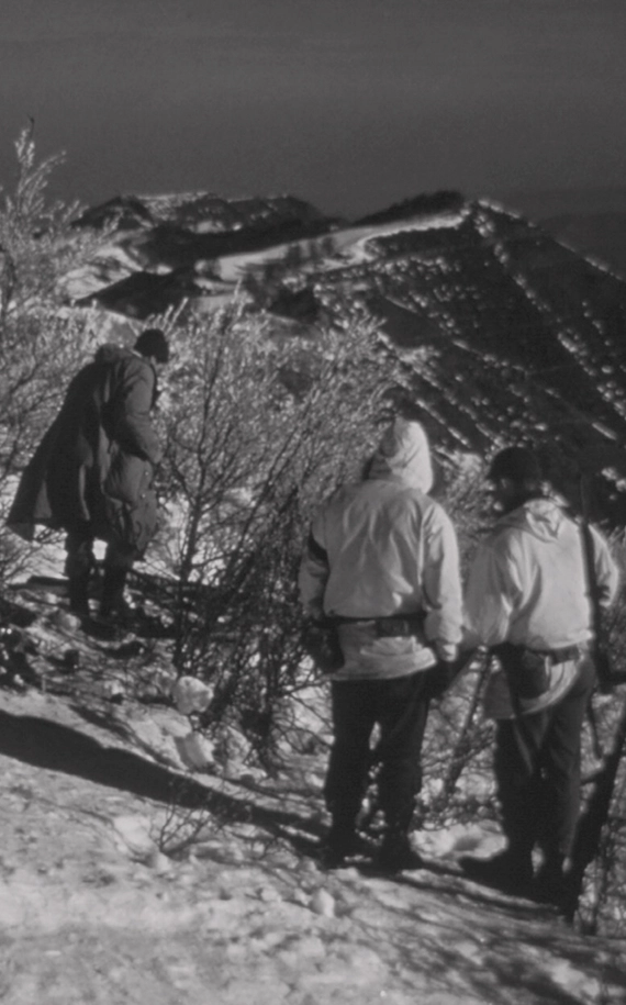 Hombres de la 10th Mountain Division paseando por Riva Ridge en Italia y contemplando la cordillera